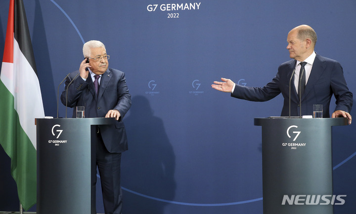 [베를린= AP/뉴시스] 올라프 숄츠 독일 총리와 마무드 아바스 팔레스타인 대통령이 8월16일 베를린에서 회담을 마친 뒤 공동기자회견을 준비하고 있다.   