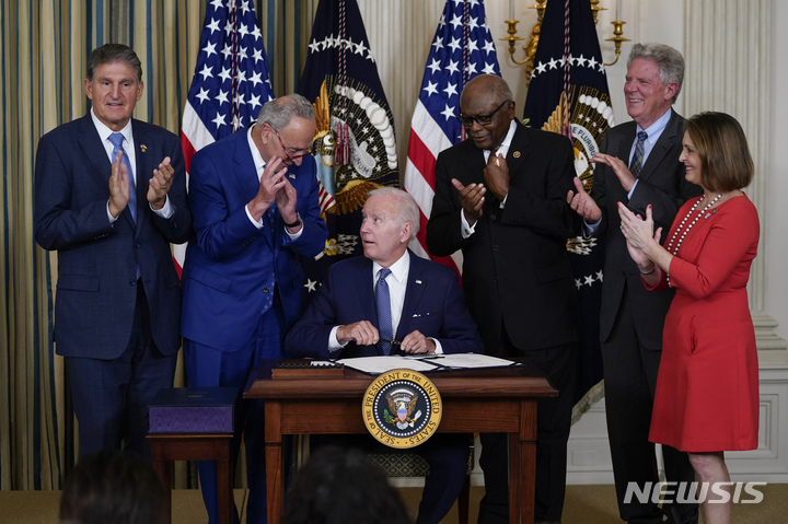 [워싱턴=AP/뉴시스]조 바이든 미국 대통령이 16일(현지시간) 백악관 스테이트다이닝룸에서 인플레이션 감축법에 서명하고 있다. 2022.08.16.