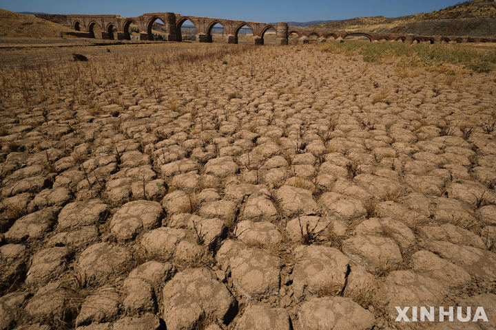 [에스트레마두라=신화/뉴시스] 지난 15일(현지시간) 스페인 에스트레마두라에 있는 치하라 저수지 바닥이 갈라져 있다. 스페인은 지난달 사상 최고 기온을 기록한 데 이어 가장 덥고 건조한 여름을 겪고 있다. 저수지의 저수량은 40% 미만으로 연중 이맘때의 평균 수위보다 20% 낮은 것으로 알려졌다. 2022.08.17.