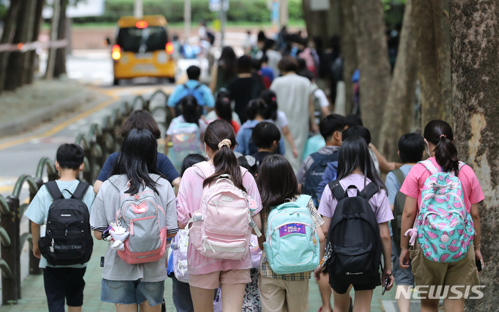 [서울=뉴시스] 서울 시내 한 초등학교에서 수업을 마친 학생들과 보호자들이 하교하고 있다. (사진=뉴시스 DB). photo@newsis.com