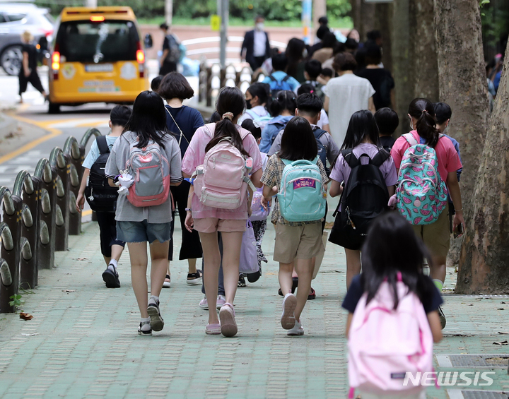 [서울=뉴시스] 지난달 17일 오후 서울 시내 한 초등학교에서 수업을 마친 학생들과 보호자들이 하교하고 있다. (사진=뉴시스DB). 2022.09.30. photo@newsis.com
