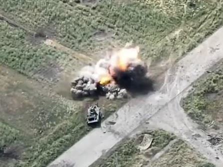 파괴돼 멈춰선 러시아 장갑차 2대 사이로 달리던 장갑차가 우크라이나 군이 매설한 지뢰를 밟아 폭발하는 영상이 공개됐다. 출처: 트위터 *재판매 및 DB 금지