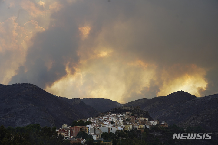 [베히스=AP/뉴시스] 17일(현지시간) 스페인 베히스 인근에서 발생한 산불로 하늘이 연기에 뒤덮여 있다. 유럽산불정보시스템은 스페인에서 올해 현재까지 산불로 27만5000㏊가 불에 탔다고 밝혔는데 이는 2006년 이후 연평균 6만7000㏊의 4배가 넘는 규모다. 2022.08.18.