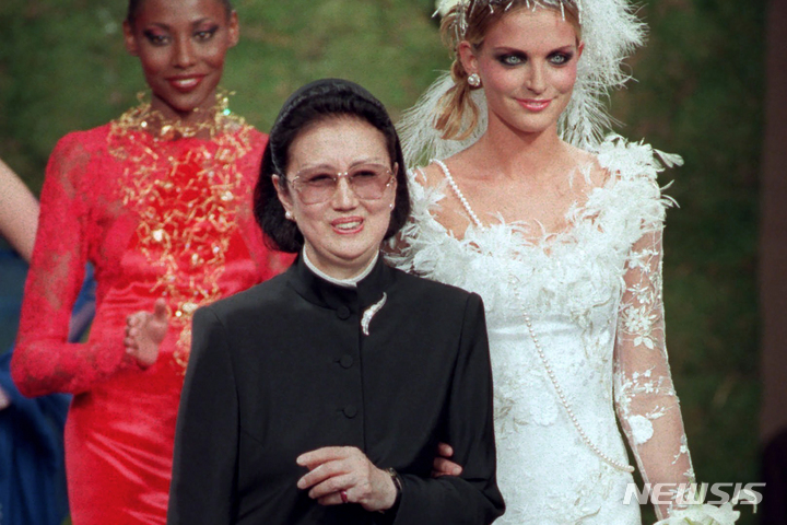 [파리=AP/뉴시스] 모리 하나에(가운데)가 1997년 7월 9일 파리 FW 패션쇼에서 박수를 받고 있다. 2022. 08. 18.