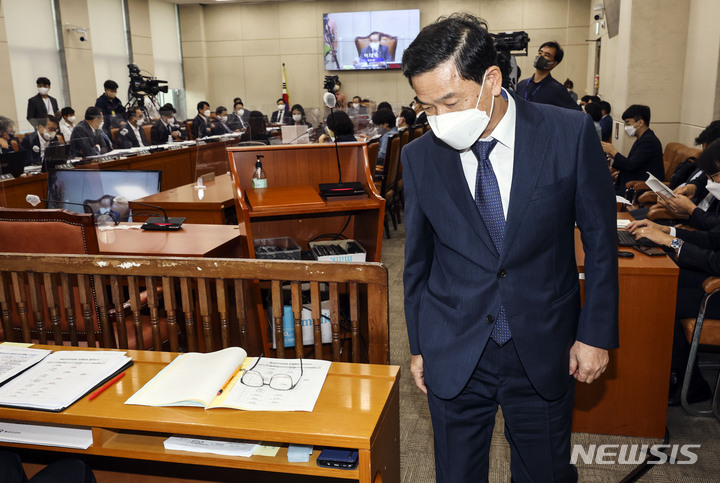 [서울=뉴시스] 전진환 기자 = 김순호 행정안전부 경찰국장이 18일 서울 여의도 국회에서 열린 국회 행정안전위원회 전체회의에서 의원의 질의에 답변을 마친 뒤 자리로 돌아오고 있다. (공동취재사진) 2022.08.18. photo@newsis.com