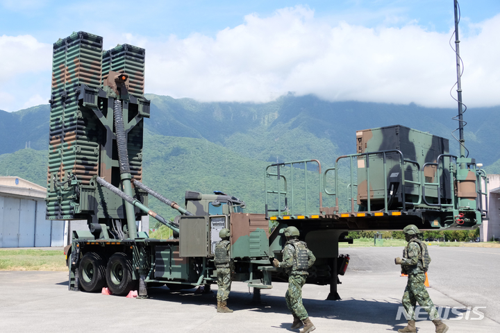 [화롄=AP/뉴시스] 대만 동부 화롄현 기지에서 18일 대만군이 톈궁III 지대공 미사일 발사 훈련을 하고 있다. 2022.08.19 