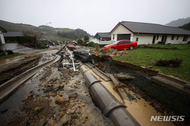 [넬슨=AP/뉴시스]18일 뉴질랜드 남섬 넬슨에서 100년만의 폭우로 도로가 떠내려가고 있다. 2022.08.18