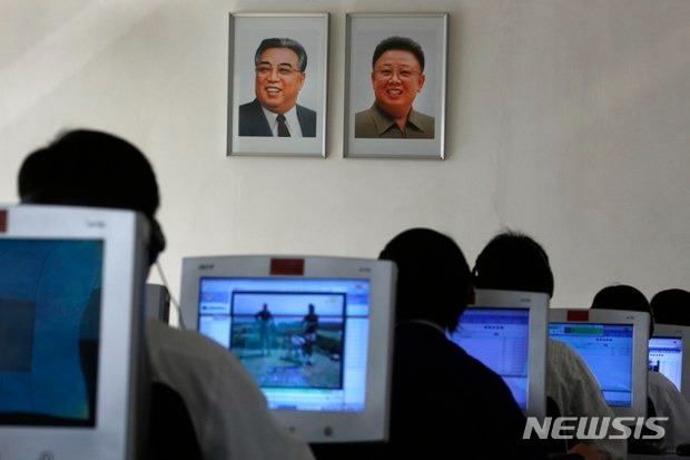 [서울=뉴시스]북한 김책 공대 대학생들이 컴퓨터를 사용하고 있다.[AP=뉴시스 자료사진]