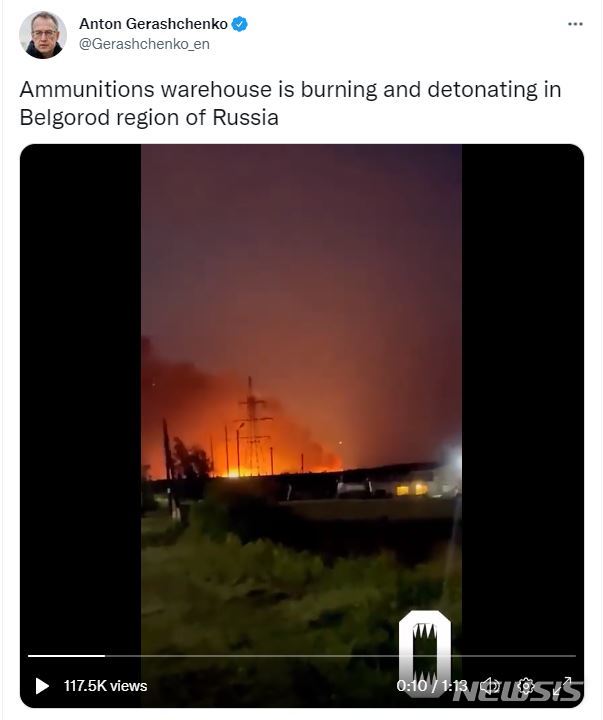 [서울=뉴시스] 러시아의 우크라이나 접경 지역 벨고로트에 있는 탄약고가 폭발해 불 타고 있다. 사진은 안톤 게라셴코 우크라이나 내무부 장관 보좌관 트윗. 2022.08.19.