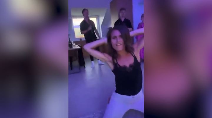 산나 마린(36) 핀란드 총리가 파티에서 열정적으로 춤을 추고 노래를 부르는 영상이 유출돼 파장이 일고 있다. 야당에서 마약 복용여부 테스트를 받아야한다고 요구하면서 곤혹스러운 처지에 놓였다. 출처: 트위터 *재판매 및 DB 금지