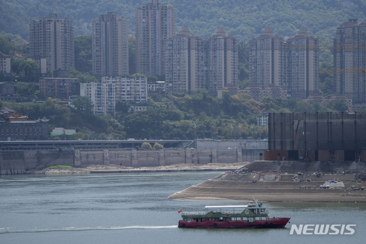 [AP/뉴시스] 19일 중국 양쯔강의 지류 지안링강이 본강과 합류하는 지점에서 배 한 척이 줄어든 강수위를 어렵게 헤쳐가고 있다