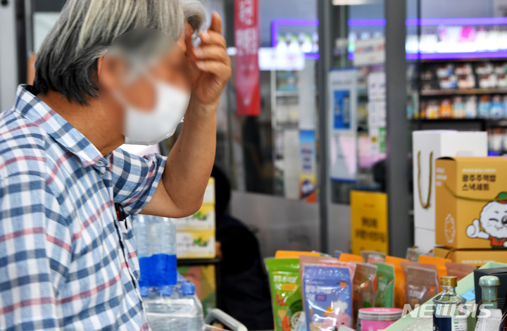 [광주=뉴시스] 20일 오전 광주 광산구 광주송정역 대합실 편의점에서 열차를 기다리던 한 승객이 진열된 지역특산품들을 바라보고 있다. 2022.08.20. leeyj2578@newsis.com