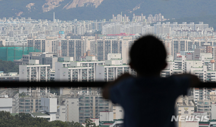 [서울=뉴시스] 권창회 기자 = 보건복지부와 한국보건복지인재원은 3일 오후 2시 서울 용산구 드래곤시티에서 2024년 제1차 한일중 인구포럼을 개최했다고 밝혔다. 사진은 서울 강북구 북서울꿈의숲 전망대에서 바라본 강북지역 아파트단지 모습. 2022.08.21. kch0523@newsis.com