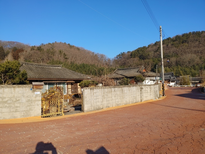 [창원=뉴시스] 강경국 기자 = 1920년대 경남 진주시 지수면 번화가에 위치한 일본인 무라카미가 운영한 잡화점 가게의 상점터. 현재는 단독 주택이 들어서 있다. (사진=이래호 전 경남개발공사 본부장 제공). 2022.08.22. photo@newsis.com *재판매 및 DB 금지