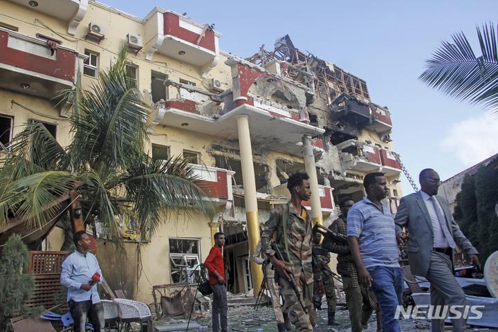 [모가디슈=AP/뉴시스] 21일(현지시간) 소말리아 수도 모가디슈 하얏트 호텔에서 이슬람 무장 세력이 호텔을 장악하고 30시간 동안 군 당국과 대치하다가 진압됐다. 사진은 호텔 앞에서 보안군이 이동하는 모습. 2022.08.22.