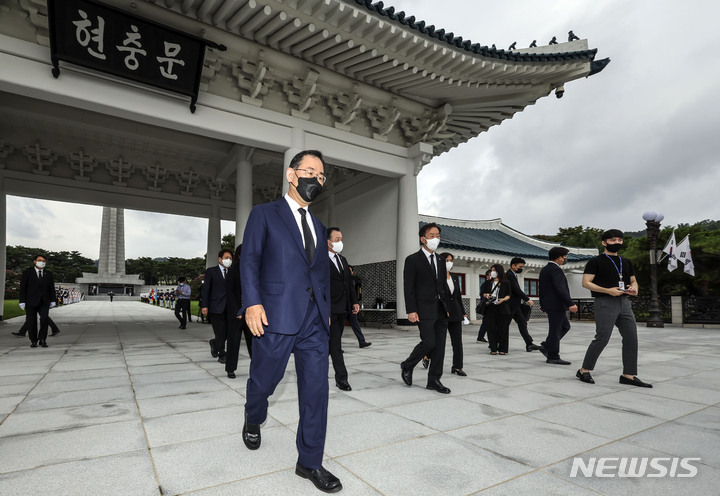 [서울=뉴시스] 최진석 기자 = 주호영 국민의힘 비상대책위원장이 22일 오전 서울 동작구 국립서울현충원 참배 뒤 차량으로 이동하고 있다. (공동취재사진) 2022.08.22. photo@newsis.com