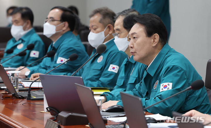 [서울=뉴시스] 전신 기자 = 윤석열 대통령이 22일 서울 용산 대통령실에서 열린 을지 국무회의를 주재하고 있다. (대통령실통신사진기자단) 2022.08.22. photo1006@newsis.com