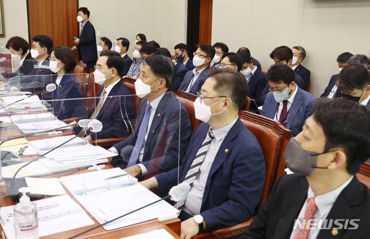 [서울=뉴시스] 최진석 기자 = 이창양(왼쪽 네번째) 산업통상자원부 장관과 이영(왼쪽 세번째) 중소벤처기업부 장관이 22일 서울 여의도 국회에서 열린 산업통상자원중소벤처기업위원회 전체회의에 2021 회계연도 결산 보고를 하기 위해 참석했다. (공동취재사진) 2022.08.22. photo@newsis.com