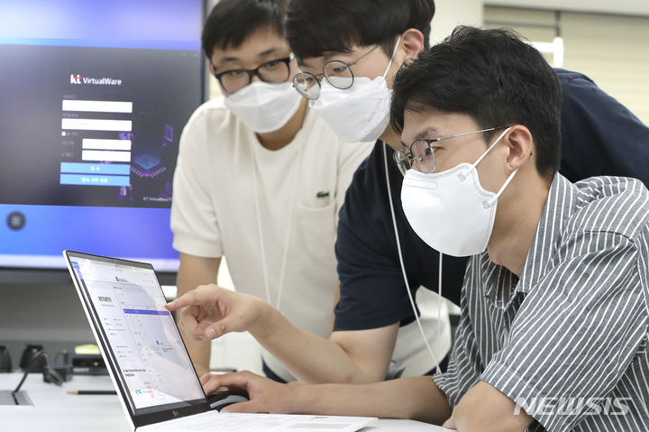 [서울=뉴시스] 공공기관에 도입하는 정보보호 제품을 검증하는 보안적합성검증제도 개편안 시행이 내달 1일 시행된다. 사진은 KT 직원들이 지난 8월 국가정보원 보안적합성 검증제도 통과한 가상 데스크톱 인프라(VDI) 솔루션화면을 바라보는 모습. (사진=KT 제공)