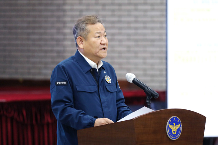 [서울=뉴시스] 이상민 행정안전부 장관이 지난 23일 서울 서대문구 경찰청을 방문해 2022 을지연습 훈련 현장을 격려하고 있다. (사진=경찰청 제공) 2022.08.23. photo@newsis.com *재판매 및 DB 금지