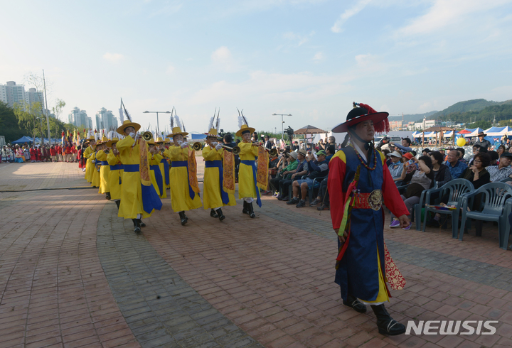 [인천=뉴시스] 2018년 능허대문화축제에서 백제사신들이 문화행렬하고 있다. (사진=연수구 제공)