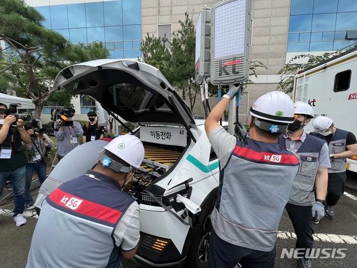 [서울=뉴시스] 과학기술정보통신부는 24일 서울 관악구에 소재한 KT 구로국사에서 통신서비스 긴급복구 관련 유관기관 합동 모의훈련을 실시했다. 2022.8.24