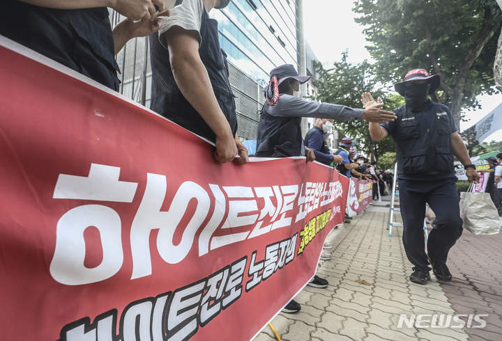 [서울=뉴시스] 김근수 기자 = 전국민주노동조합총연맹 공공운수노조 화물연대 조합원들이 하이트진로 본사 로비 점거를 해제한 24일 오전 서울 강남구 하이트진로 본사에서 조합원들이 나오고 있다. 민주노총 공공운수노조 화물연대는 고공농성은 유지하되 하이트진로와 대화를 진행하기 위해 본사 로비 점거를 해제한다고 밝혔다. 2022.08.24. ks@newsis.com