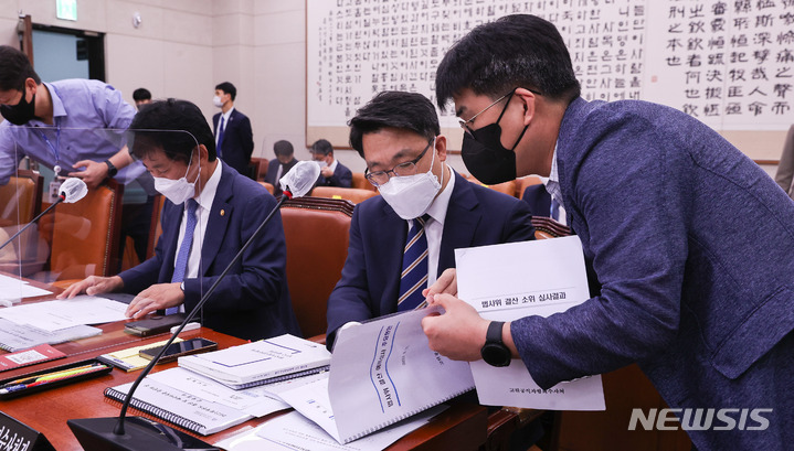 [서울=뉴시스] 김선웅 기자 = 김진욱 고위공직자범죄수사처장이 24일 서울 여의도 국회에서 열린 법제사법위원회 전체회의에서 자료를 살펴보고 있다. (공동취재사진) 2022.08.24. photo@newsis.com