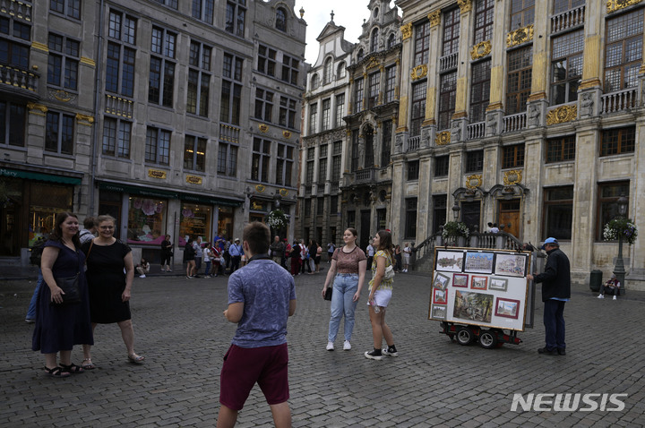 [브뤼셀=AP/뉴시스]벨기에 수도 브뤼셀에서 지난달 24일(현지시간) 관광객들이 기념 사진을 촬영하고 있다. 2022.09.02.