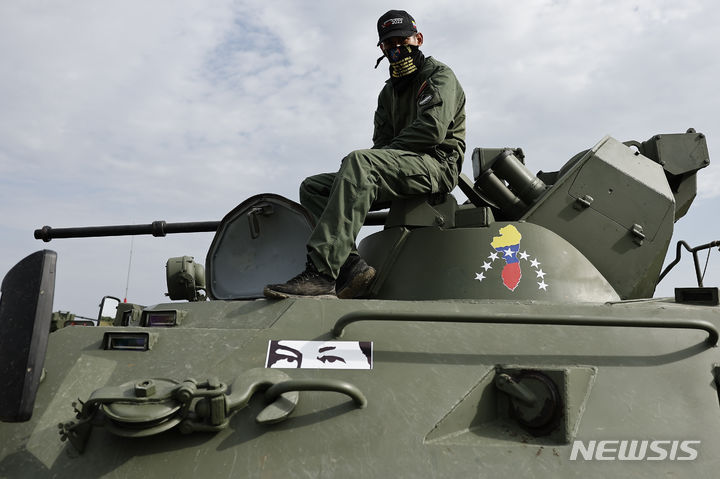 [칼리닌그라드(러시아)=AP/뉴시스] 발칸반도 국가인 불가리아가 우크라이나에 장갑차 100여 대를 보내기로 했다고 21일(현지시간) 영국 가디언이 보도했다. 사진은 베네수엘라 육군 병력이 러시아제 장갑차 BTR-82A에 탑승해 2022년 8월24일 발트해 인근 러시아 칼리닌그라드에서 열린 2022 국제육군경기대회에 참가한 모습. 2023.07.22.