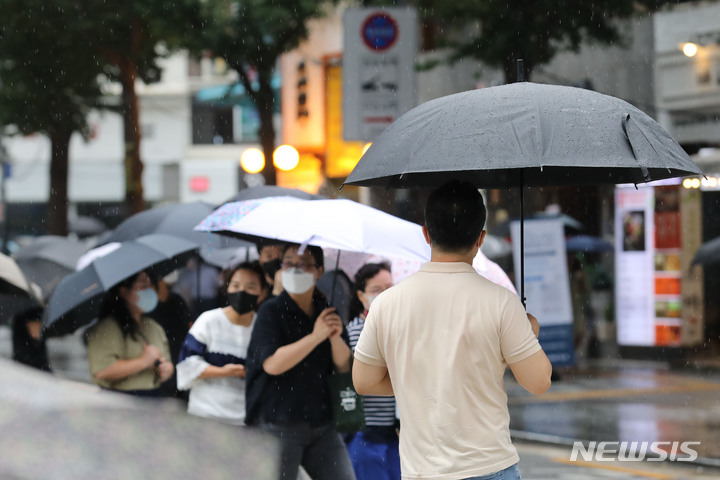 [서울=뉴시스] 권창회 기자 =비가 내리고 있는 25일 오전 서울 중구 서울시청 인근에서 우산을 쓴 시민들이 이동하고 있다. 2022.08.25. kch0523@newsis.com