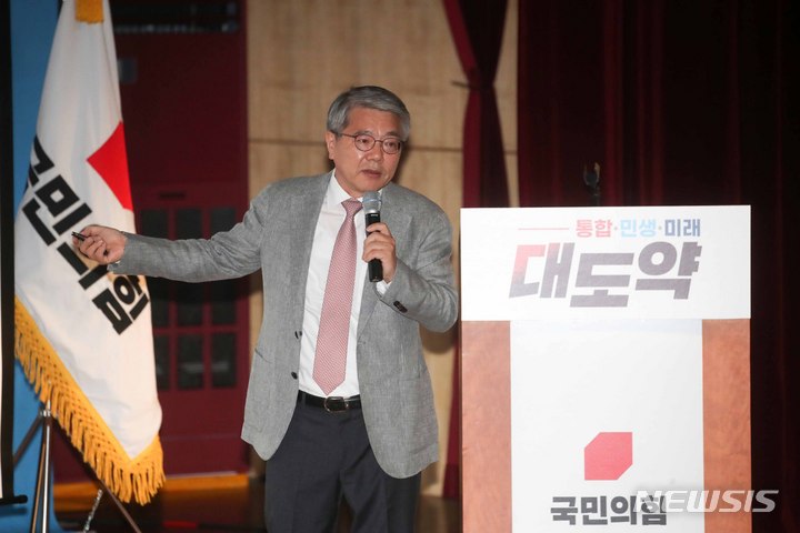 [천안=뉴시스] 김선웅 기자 = 김용하 순천향대학교 교수가 25일 충남 천안시 동남구 수신면 재능교육연수원에서 열린 2022 국민의힘 국회의원 연찬회에서 '연금개혁 쟁점과 방향'을 주제로 특강을 하고 있다. 2022.08.25. mangusta@newsis.com