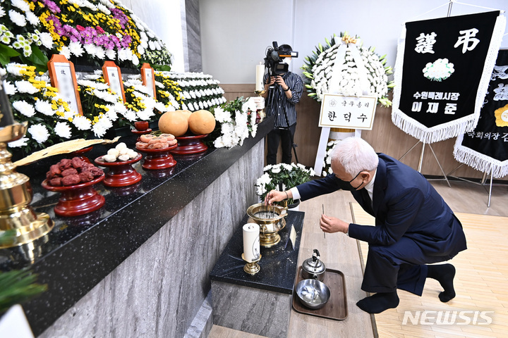 [수원=뉴시스] 김종택기자 = 김한길 국민통합위원장이 25일 경기도 수원시 중앙병원 장례식장에 마련된 '수원 세 모녀' 빈소를 찾아 조문하고 있다. 2022.08.25. jtk@newsis.com