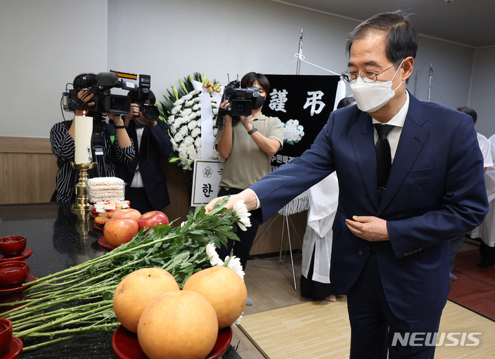 [수원=뉴시스] 김종택기자 = 한덕수 국무총리가 25일 경기도 수원시 중앙병원 장례식장에 마련된 '수원 세 모녀' 빈소를 찾아 조문하고 있다. 2022.08.25. jtk@newsis.com