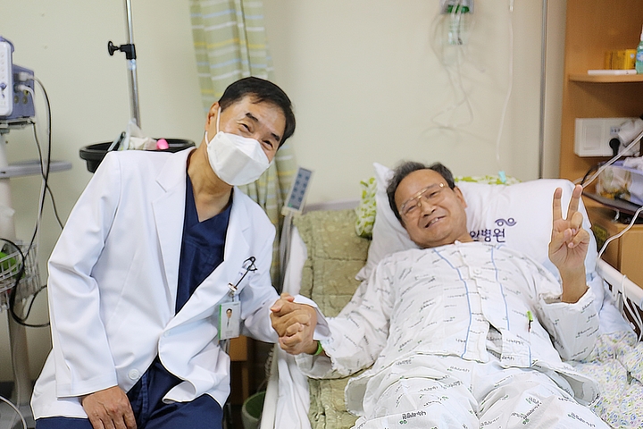 수원나누리병원 척추센터 장지수 병원장(왼쪽)이 아베 오사무(오른쪽)씨의 수술을 성공적으로 끝내고 기념사진을 촬영하고 있다.(사진 : 수원나누리병원 제공) *재판매 및 DB 금지