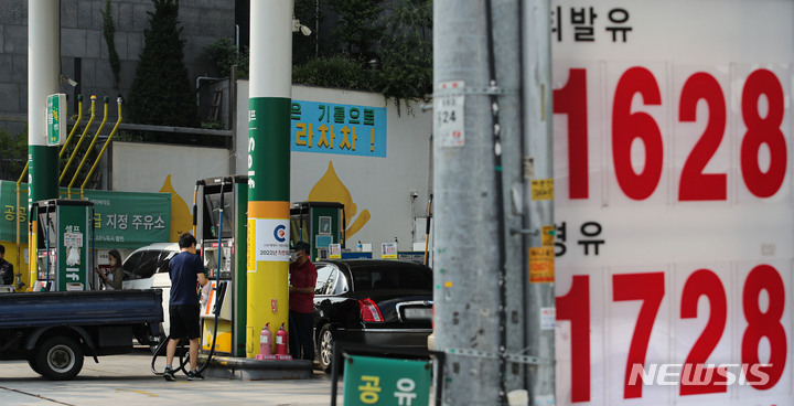 [서울=뉴시스] 권창회 기자 = 국내 기름값이 두달 연속 하락세를 지속하는 가운데 서울에서는 휘발유 가격이 리터(ℓ)당 1600원대, 경유 가격 1700원대인 주유소도 보이고 있다. 한국석유공사 유가정보사이트 오피넷에 따르면 휘발유 평균 판매 가격은 전일 대비 1.31원 하락한 ℓ당 1738.54원, 경유 판매 가격은 1.19원 내린 1838.60원을 기록했다. 사진은 26일 오전 서울 시내 한 주유소에 유가 정보가 표시되어 있다. 2022.08.26. kch0523@newsis.com