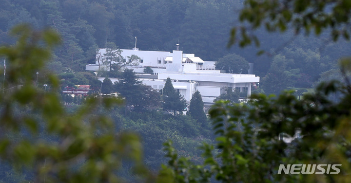 [서울=뉴시스] 추상철 기자 = 윤석열 대통령의 한남동 대통령 관저 경비를 경찰이 아닌 군이 맡게 된다. 26일 오전 윤 대통령의 입주를 앞둔 서울 용산구 대통령 관저에 소방차 등 각종 차량이 보이고 있다. 2022.08.26. scchoo@newsis.com