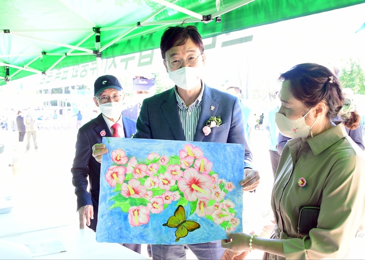 [안산=뉴시스] 이민근 경기 안산시장이 27일 안산 상록구 사동 호수공원 무궁화동산에서 열린 ‘제13회 나라꽃 무궁화 축제’에서 전시된 그림을 관람하고 있다. (사진=안산시 제공) 2022.08.27. photo@newsis.com *재판매 및 DB 금지