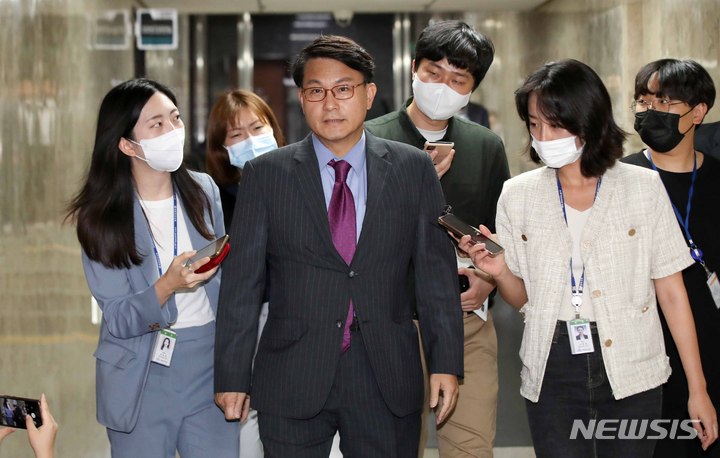 [서울=뉴시스] 김선웅 기자 = 윤상현 국민의힘 의원이 지난 8월27일 오후 서울 여의도 국회에서 열린 국민의힘 비공개 의원총회에 참석하고 있다. 2022.08.27. mangusta@newsis.com