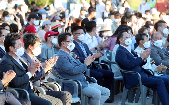 [해남=뉴시스] 이창우 기자=문금주 전남도 행정부지사와 명현관 해남군수 등 주요 내빈들이 27일 오후 해남군 화원면 해남 오시아노 오토캠핑장에서 열린' 2022 전남캠핑관광 박람회' 환영 행사에 참석해 박수를 치고 있다. (사진=전남도 제공) 2022.08.27. photo@newsis.com *재판매 및 DB 금지