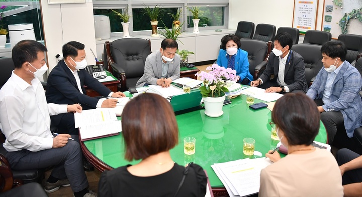 [완주=뉴시스] 강명수 기자 =전북 완주군의회와 소상공인연합회가 29일 간담회를 갖고 지역경제 활성화 방안을 공유하고 있다. (사진 =완주군의회 제공) 2022.08.29. photo@newsis.com *재판매 및 DB 금지