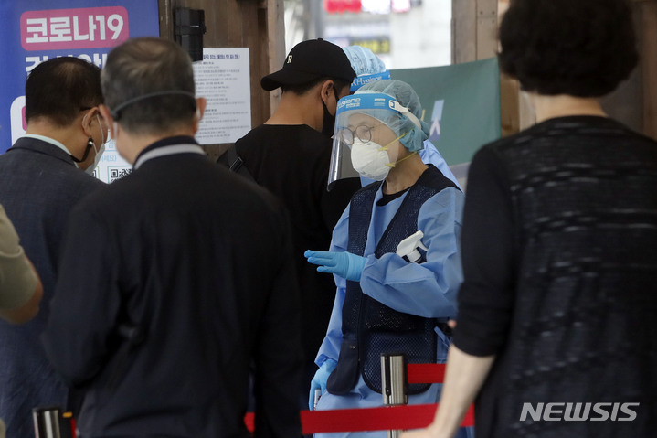 [서울=뉴시스] 최동준 기자 = 지난 29일 서울 송파구 보건소 선별진료소에서 의료진이 코로나19 검사 안내를 하고 있다. 2022.08.29. photocdj@newsis.com