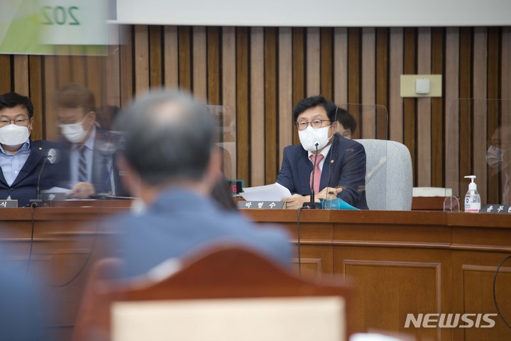 [서울=뉴시스] 고범준 기자 = 박형수 국민의힘 의원이 29일 오전 서울 여의도 국회에서 열린 인사청문회에서 오석준 대법관 후보자에게 질의하고 있다. (공동취재사진) 2022.08.29. photo@newsis.com