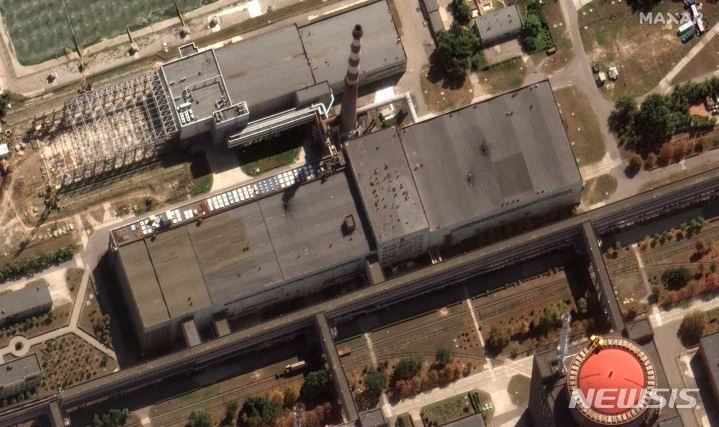 [자포리자=AP/뉴시스] 막사 테크놀로지가 지난달 29일(현지시간) 제공한 위성 사진에 자포리자 원전 원자로에 인접한 건물 지붕이 손상돼 있다. 러시아는 “우크라이나군이 쏜 포탄이 원전 원자로 연료 저장 건물 지붕 위에 떨어져 구멍이 뚫렸다"라고 주장했다. 