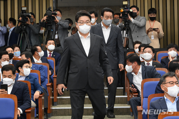 [서울=뉴시스] 전진환 기자 = 권성동 국민의힘 원내대표가 30일 오전 서울 여의도 국회에서 열린 의원총회에 참석하기 위해 회의실로 들어오고 있다. (공동취재사진) 2022.08.30. photo@newsis.com