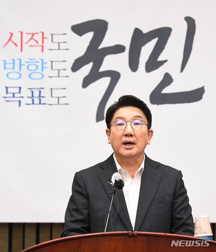 [서울=뉴시스] 전진환 기자 = 권성동 국민의힘 원내대표가 30일 오전 서울 여의도 국회에서 열린 의원총회에서 발언하고 있다. (공동취재사진) 2022.08.30. photo@newsis.com