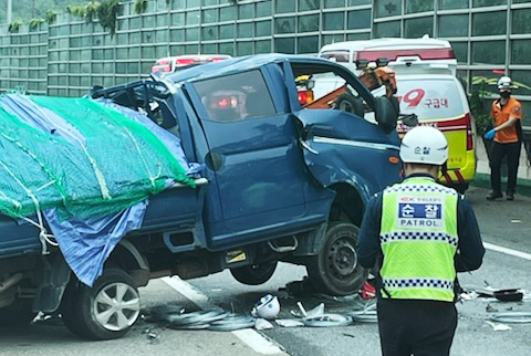 [광양=뉴시스] 이영주 기자 = 31일 오전 7시 57분께 전남 광양시 옥곡면 남해고속도로 상행선 22㎞ 지점(순천 방면)에서 A(65)씨가 몰던 1t 화물차가 왼쪽으로 넘어졌다. (사진 = 전남 광양소방서 제공) 2022.08.31. photo@newsis.com *재판매 및 DB 금지