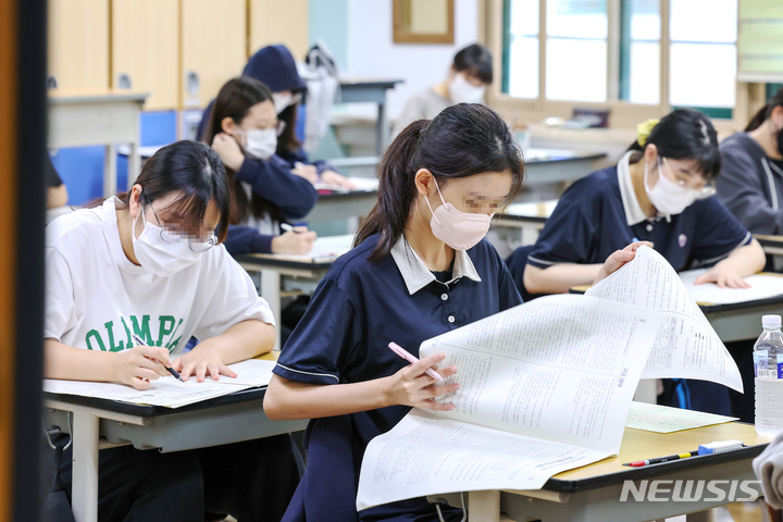 [서울=뉴시스] 사진공동취재단 = 31일 서울 영등포구 여의도여자고등학교에서 고3 수험생이 2023학년 대학수학능력시험 9월 모의평가 시험지를 넘기고 있다. 2022.08.31. photo@newsis.com