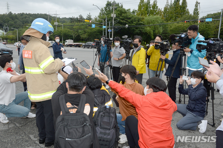 [울산=뉴시스] 배병수 기자 = 31일 오후 울산 남구 상개동 SK지오센트릭 폴리머공장에서 폭발 사고가 발생, 소방대원이 현장을 수습하고 있다. 2022.08.31. bbs@newsis.com