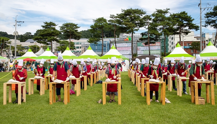 [괴산=뉴시스] 강신욱 기자 = 충북 괴산군의 대표 축제인 2022 괴산고추축제가 1일 괴산유기농엑스포광장에서 개막한 가운데 속풀이 고추난타 공연이 펼쳐지고 있다. (사진=괴산군 제공) 2022.09.01. photo@newsis.com *재판매 및 DB 금지